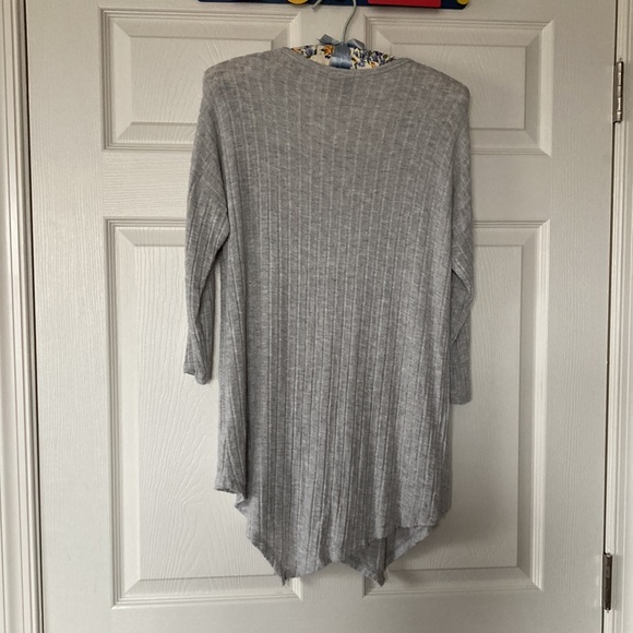 LAST CALL Bobeau size medium light gray asymmetrical 3/5 sleeve knit top - Picture 2 of 7